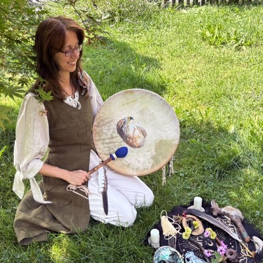 Silvia Sladek2 Foto von Wydatrainerin Kerstin Diesnsthuber liegend im Wald